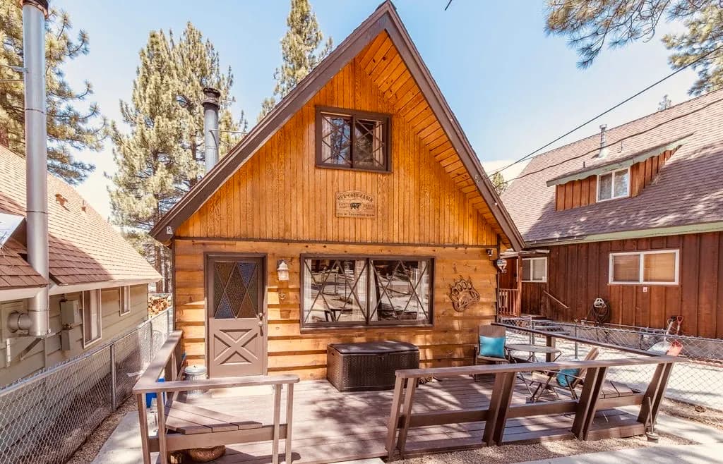 Cozy Cabin w/ Hot Tub, Fireplace, Arcade, Backyard