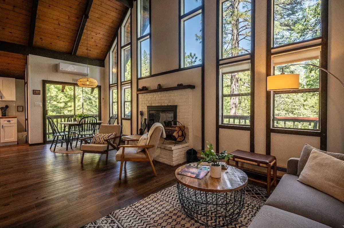 Cozy mountain arnold cabin with a hot tub and BBQ