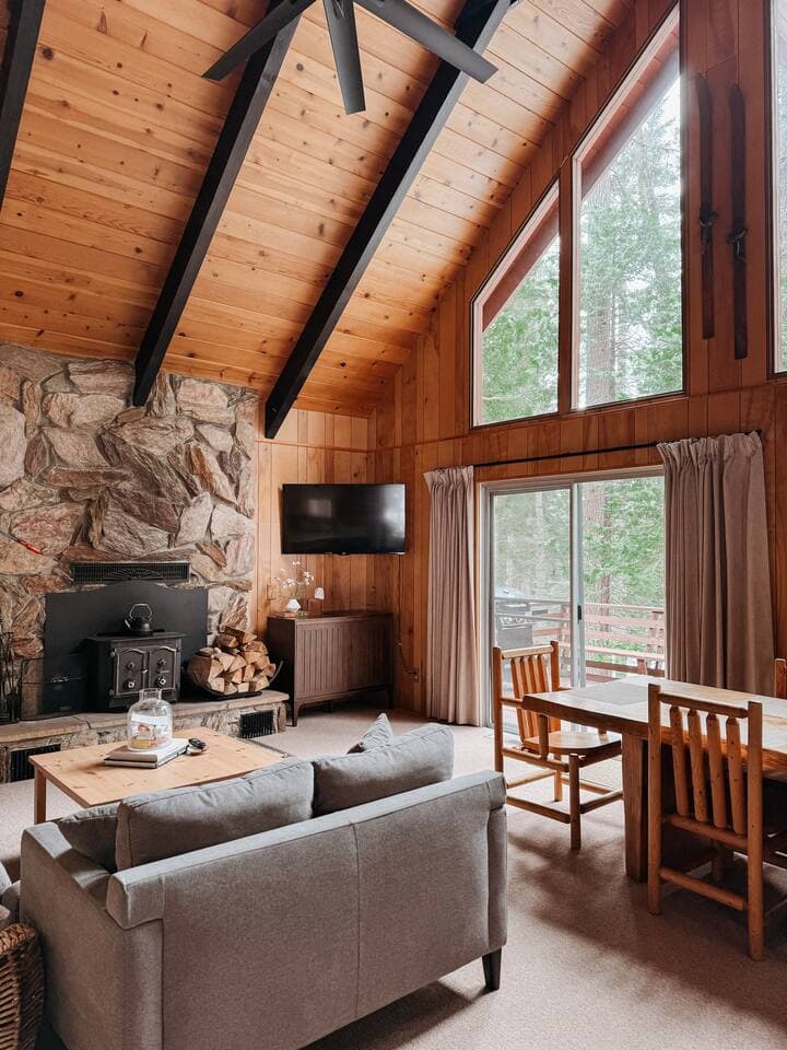 Welcoming cabin with forest views. Enjoy your favorite tunes on our record player and stream your favorite movies on our smart TV.